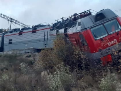 Локомотив грузового поезда сошел с рельсов в Бурятии