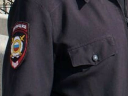 Пьяный житель Тамбовки разорвал форменную рубашку на участковом