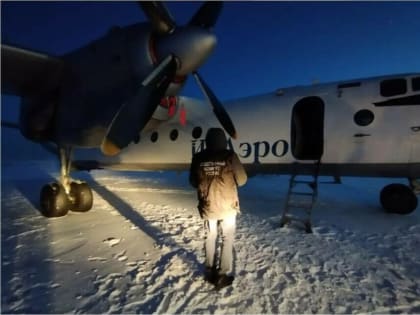 У летевшего в Магадан самолета при взлете открылся грузовой отсек. Часть багажа улетела в тайгу