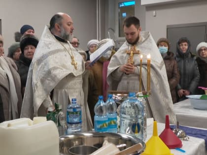 Благовещенцы с утра запасаются святой водой