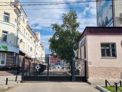 В Благовещенске закрыли проезд на парковку крупного торгового центра
