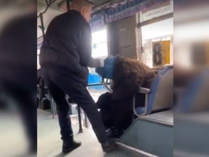 Задержан водитель, выкинувший бабушку из автобуса за неприятный запах
