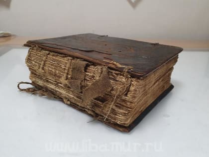 В библиотеке отреставрировали книгу 18 века