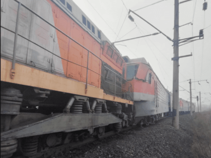 Поезд столкнулся с электровозом в Приморском крае