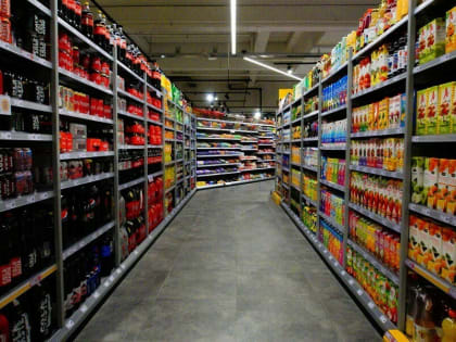 Стремянка упала на голову благовещенки в супермаркете. Девушка получила травму