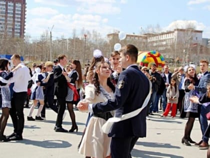 Воздушные шары не стали запускать на "Последнем звонке" в Тынде