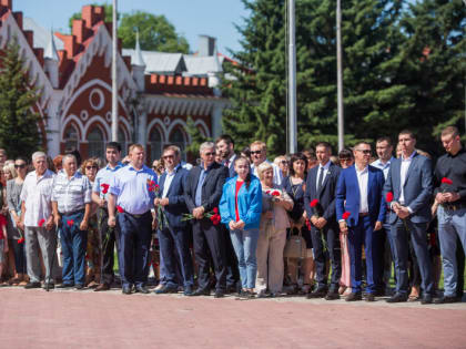 «Впереди было еще 1 417 фронтовых дней»: в Благовещенске возложили цветы к памятнику воинам-амурцам