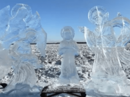 В Благовещенске на Зее создают ледовую композицию «Крещение Господне»