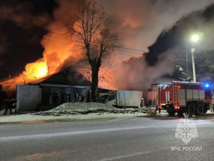 Благовещенские пожарные рассказали о тушении сильного пожара в нежилом доме (фото,видео)