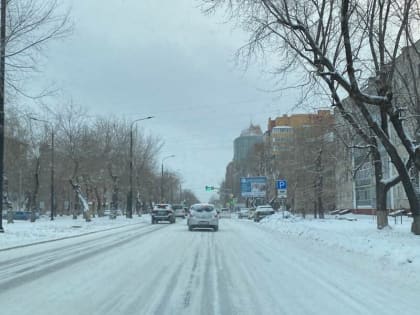 Снежный накат на дорогах: утро для жителей Благовещенска выдалось не весенним (видео)