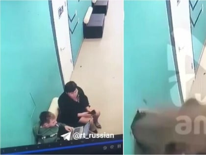 Мощный поток канализации выстрелил в студента и учителя в техникуме Хабаровска