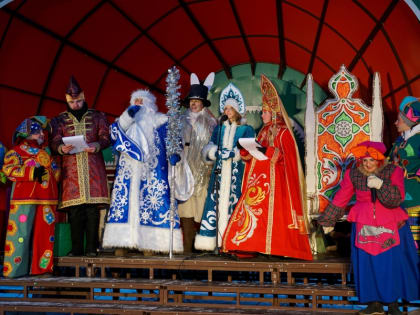 Весело и активно проводили уходящий год на площади Ленина Благовещенска