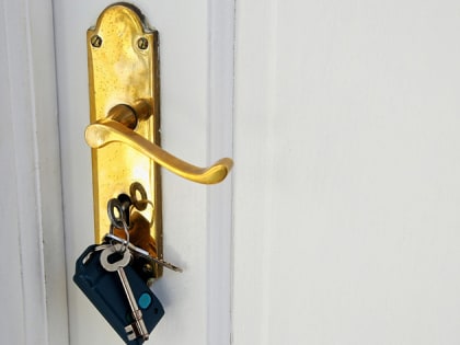 Прокуратура вмешалась в ситуацию с отсутствием двери в класс в школе Дубового