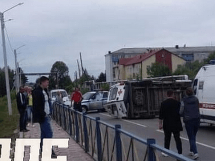 В Новобурейском в результате аварии перевернулась машина скорой помощи            (фото)