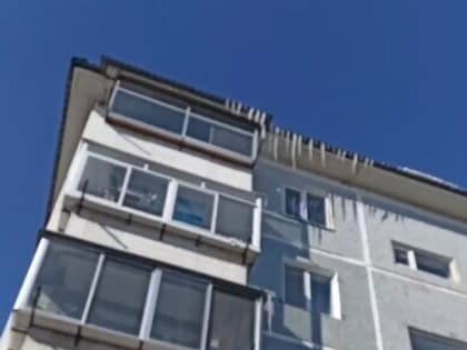 Огромные сосульки заметили на пятиэтажке Благовещенска (видео)