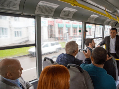 Совещание в автобусе провел мэр Благовещенска Олег Имамеев