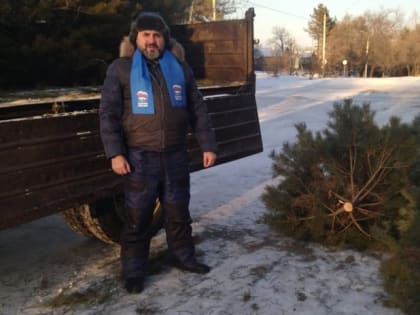 Партийный «Дед Мороз» доставил ёлки в соцучреждения Свободного