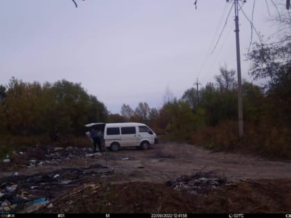 В Свободном фотоловушка сняла мужчину, который два месяца выгружал мусор в лесу