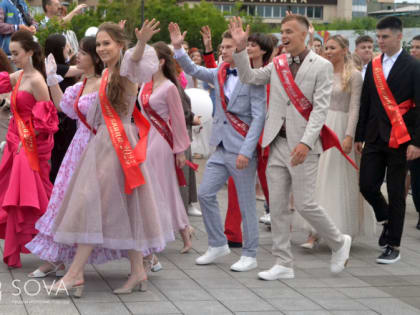 Российским школьникам снова будут вручать серебряные медали