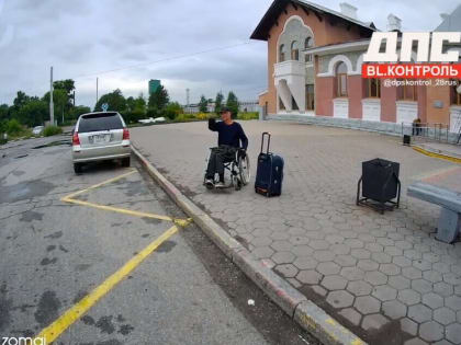 Инцидент в Благовещенске: мужчина на инвалидной коляске не смог попасть в автобус из-за припаркованного авто