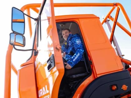 Василий Орлов проехал по льду Амура за рулем «Урала»
