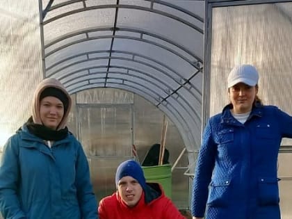 Благовещенцы с ОВЗ собрали последний урожай из теплицы