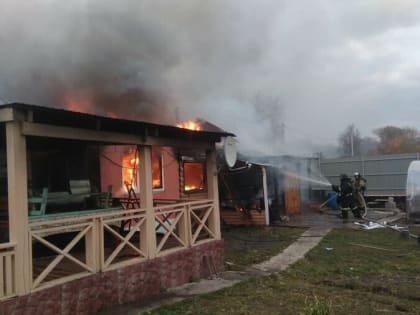 В Благовещенске из-за общей крыши пожар охватил все подворье