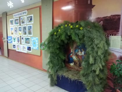 Настоятель Свято-Никольского храма в городе Зее иерей Александр Донесенко вручил сертификаты трём первым малышам, родившимся в Зее в наступившем году