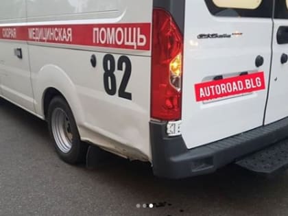 В машине скорой помощи, которую не пропустил мотоциклист, везли благовещенку, выпавшую из окна