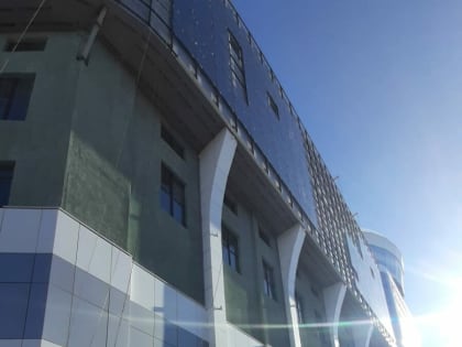 Мэр Благовещенска прокомментировал инцидент в центре городе, где с фасада нового ТЦ упало стекло