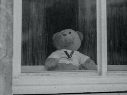 В Благовещенске маленькая девочка играла на окне 5-го этажа и выходила на карниз. Следователи проверяют семью малышки