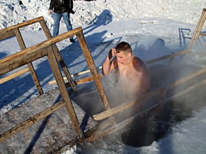 В традиционную крещенскую купель на реке Тында окунулись десятки человек