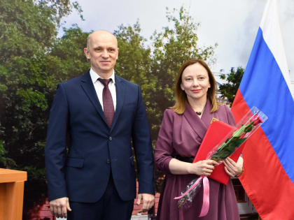 Председатель Думы Степан Попов поздравил сотрудников сферы бытового обслуживания населения