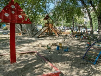 Гаражи и детская площадка: у мэра Благовещенска спросили, законно ли такое соседство и как этого избежать