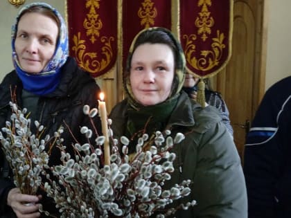 В амурских храмах людно: освящают вербу перед Вербным воскресеньем