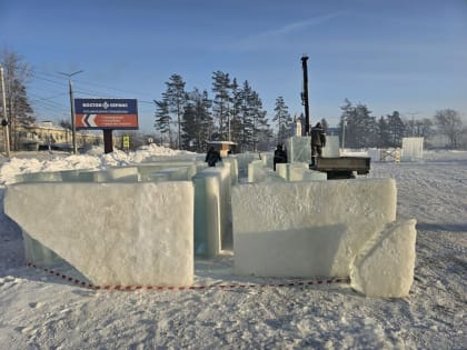 «Мы его сделаем, но позже»: в Свободном начали строить ледовый городок и рассказали о фейерверке (фото)