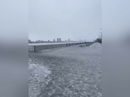 «Разве такое когда-то было?»: благовещенская набережная покрылась ледяной коркой