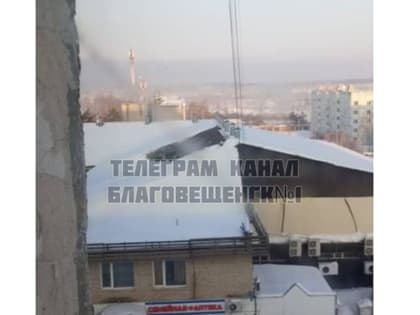 Крыша торгового центра рухнула под тяжестью снега в Шимановске