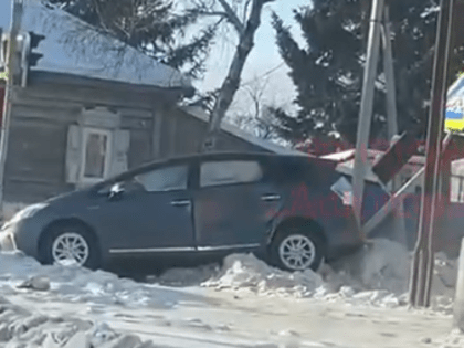 Жертвой автолюбителя стал дорожный знак на Зейской – Артиллерийской