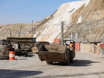 В заваленную шахту на руднике «Пионер», где находятся люди, пробурят еще одну скважину