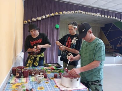 Сладкий привет для бойцов СВО: молодогвардейцы готовят варенье для военнослужащих