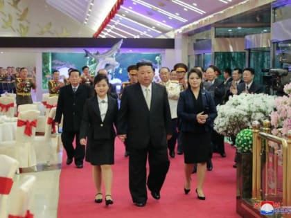 Ким Чен Ын вышел в свет с дочкой и женой: в Сети гадают про имя девочки