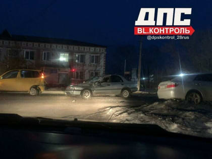 Соцсети: в жестком ДТП на улице Райчихинска пострадали люди (фото, видео)