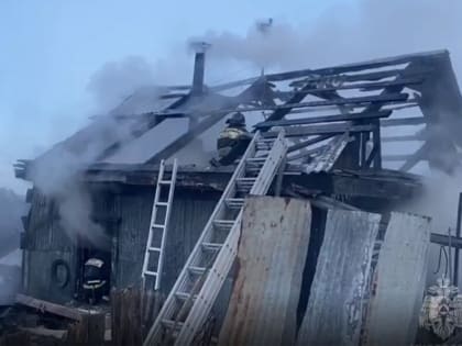 В Благовещенске на доме с печным отоплением сгорела вся крыша