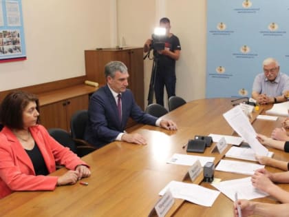 Василий Орлов принес документы для регистрации на выборы губернатора