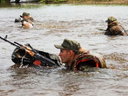 Курсанты ДВОКУ научились форсировать водную преграду в Приамурье
