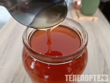 Губернатор Приморья дал блогеру из Китая мастер-класс по откачке меда