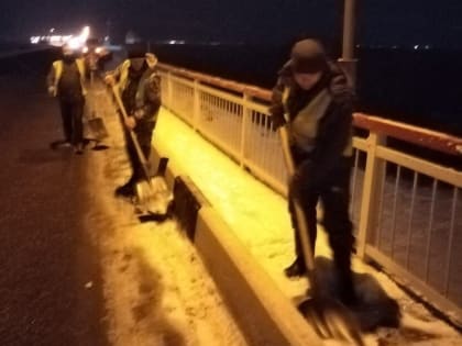 Мост через Зею в Благовещенске начали очищать от снега