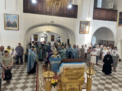 Владыка Лукиан совершил молебен с акафистом Божией Матери у Ее чудотворного Албазинского образа в Кафедральном соборе Благовещения Пресвятой Богородицы