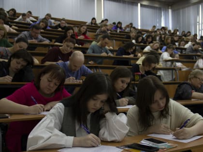 Более 260 благовещенцев написали Тотальный диктант. Участвовали даже незрячие